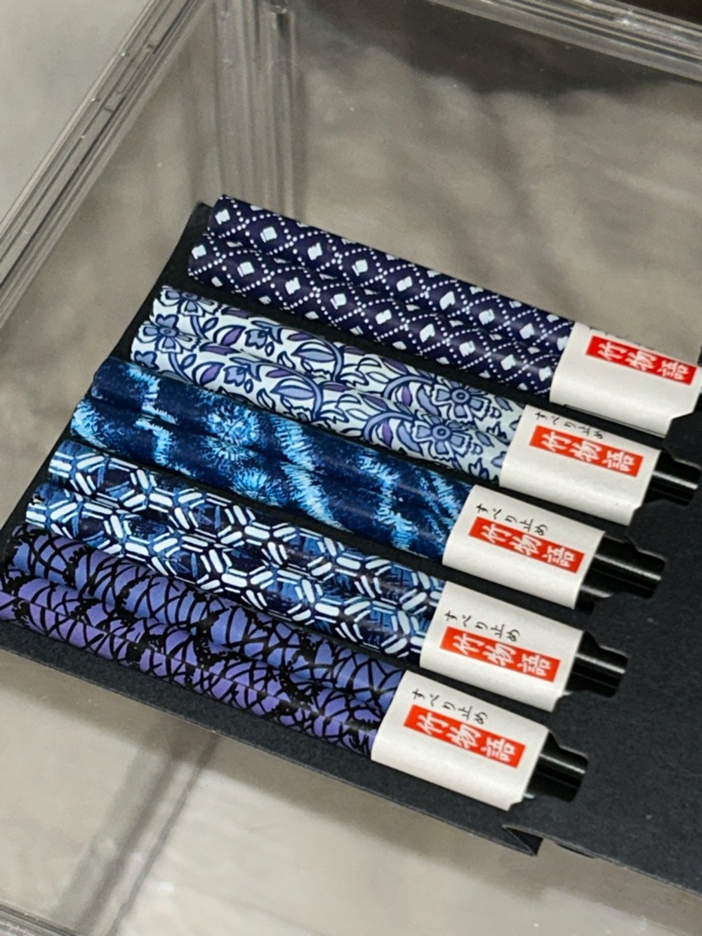 Set Of 4 Blue Wood Chopsticks & Set Of 2 Blue Ceramic Fish Chopstick Holders New - Picture 6 of 7